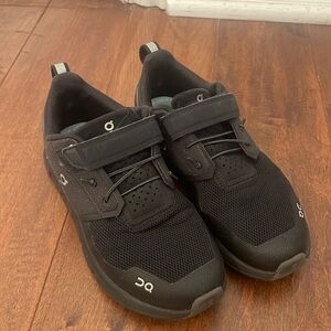 Gently used On cloud shoes big boys